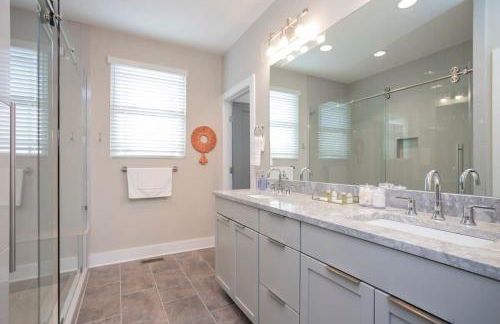 Roof Deck Grill VIEWS 2 Miles from Broadway - Foto 37