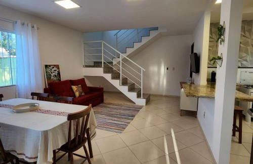 Casa confortável pertinho da praia com garagem e quintal - Foto 2