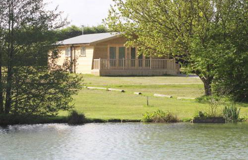 Woodpecker Lodge - Brook Meadow - sleeps 4 plus 2 - no pets - Foto 1