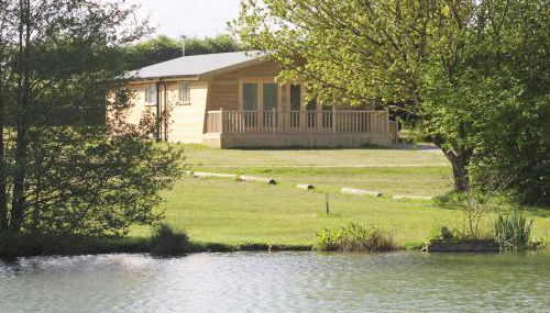 Woodpecker Lodge - Brook Meadow - sleeps 4 plus 2 - no pets - Foto 1