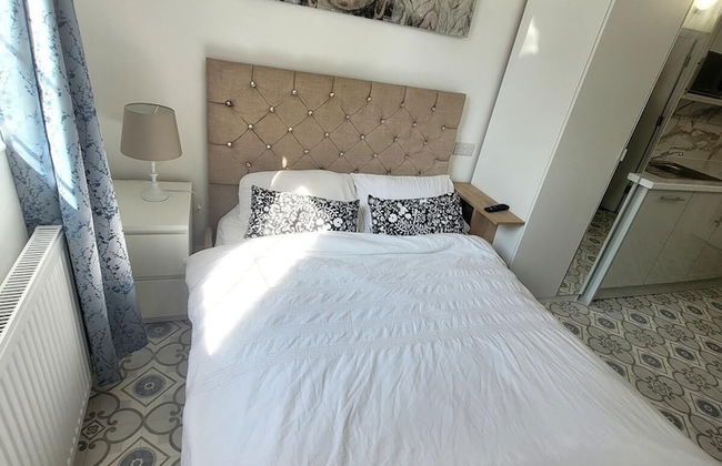 Tranquil Studio Retreat With Free Parking - Photo 2