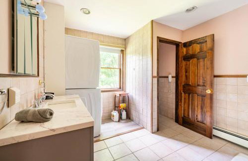 Bethel Woods Retreat - wPool, Hot Tub & Arcade! - Foto 38