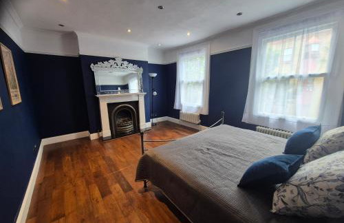 Bright 4 double bedroom victorian house - Photo 17
