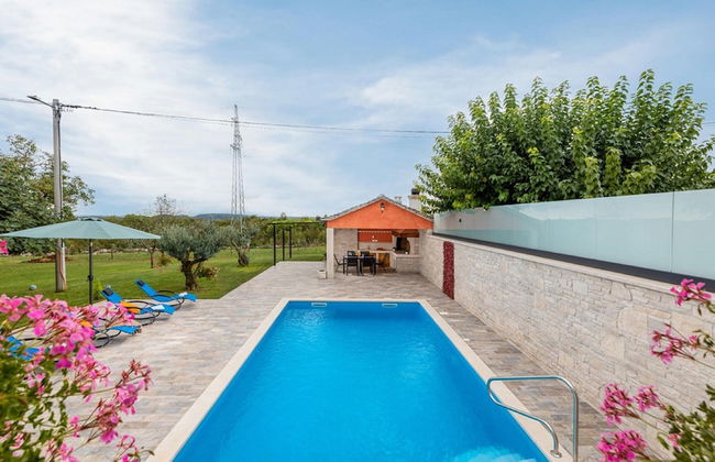 Stylish Villa With Swimming Pool and Garden - Photo 20