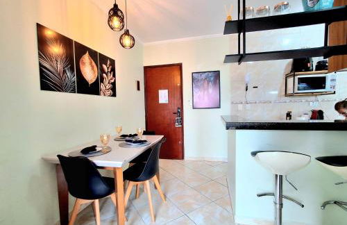 Apto Com Sacada e Ar Condicionado a 2 minutos da Praia - Foto 5