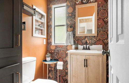 Mountain View Bungalow Near Breweries, Trails, Pool and Waterfalls - Foto 18