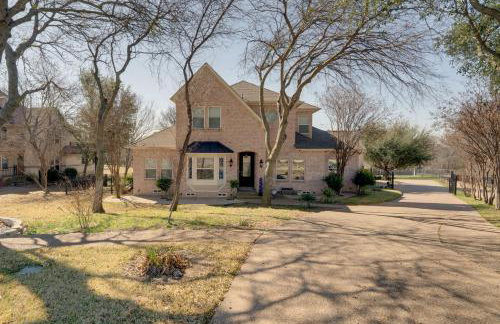 Near Joe Pool Lake! Luxe Getaway with Shared Pool - Foto 38