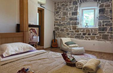 Villa with stunning Mountain Views and Authentic Croatian Stone House near Split and Sea - Photo 9