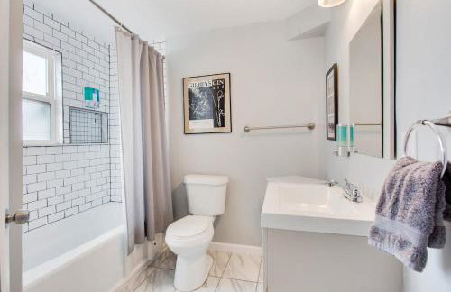 Captivating Conti Hideaway- Mid-City Perfection - Foto 17