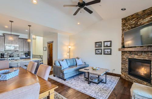 Private Hot Tub, Close to Resorts - Private Hot Tub - Close to PC, Mountain Mansion Family Getaway - Photo 7