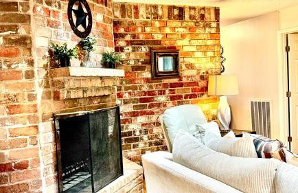 Stylish 4BR Retreat in Cypress - King Bed -Fireplace -Outdoor Patio - TVs in 4 Rooms - Foto 12