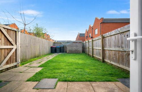 2 Bedroom House with 4 Beds, 3 Doubles & 1 Single - In Salford, 10 mins Uber from Manchester City Centre - Located in Salford close to Old Trafford, Manchester united, Trafford Park, Salford Quays & more! With Garden & Parking - By MAEVELA Manchester - Foto 5