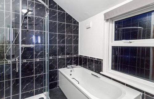 Home Away I 3BR Comfort Suite I Private Courtyard I Super Fast Wi-Fi I Free Parking - Foto 15