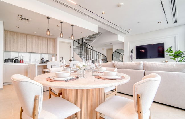 Luxe and Modern Duplex in Difc - Photo 5