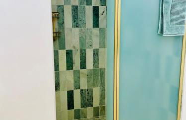 Amazing Large House, Lovely Newly Fitted Kitchen, Sleeps 8 , Nice Views and Garden, Plus a Beach Hut that is Located on Lyme Regis Beach - Photo 4