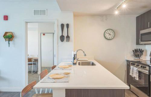 Chic and Modern Getaway with Gym 5 Min to Downtown - Foto 15