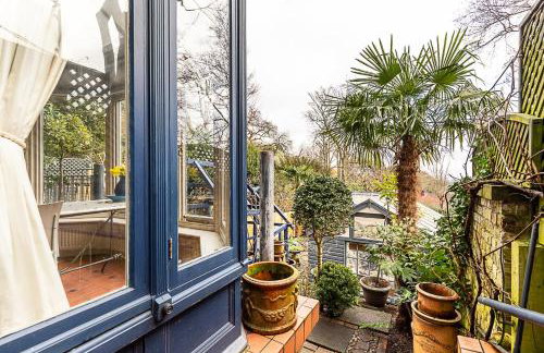 Elegant Highgate Garden Retreat - Photo 31