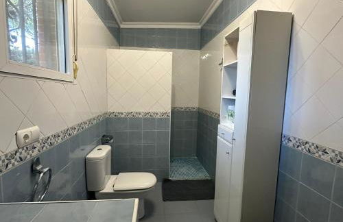 Precioso chalet próximo a Sevilla con jardín y piscina privada 8 personas Wifi gratis 2 salones 4 dormitorios 2 baños - Foto 40