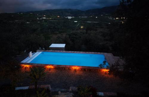 Künstlerhaus Finca Madreselva mit atemberaubenden Weitblick mit Infinitypool, kleinen Teichen und vielen Sitzplätzen in Tolox Malaga im Nationalpark Sierra de las Nieves, ideal für Entspannung, aber auch zum Wandern - Foto 35