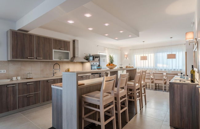 Modern and Spacious Home With Swimming Pool - Foto 11