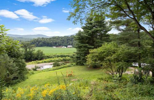 Designer A-Frame Treehouse with hot tub on river - Foto 33