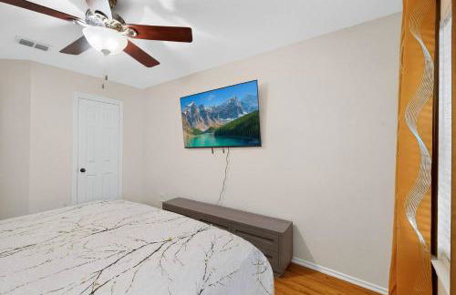 Newly updated 5BR/2.5BA w/pool sleep 16 ppl• - Photo 36