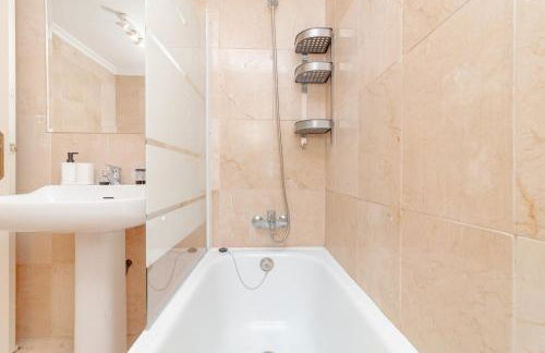 C9 Roomy Luminous 5 Bedroom in Town - Foto 17