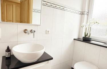 Luxuriöse Ferienvilla mit Garten, Gaming Zone & Netflix - Foto 16