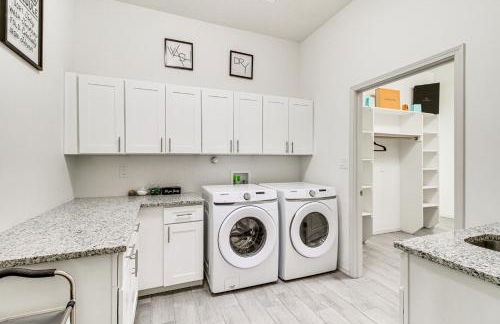 Poolside and Hot Tub Lounging Luxe Rio Rancho Home - Foto 17