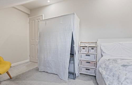 Large 4 Bedroom House Bricket Wood, Van & Car Parking, Sleeps 8 - Foto 42