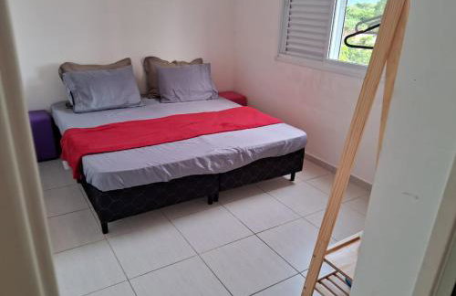 Apto no Jd Indaiá com piscina a 300m da praia - Foto 12