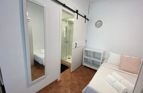 La Manga km 0, pisos estudios - planta baja - 100m de la playa - studio flats - ground floor - 100m from the beach, cada con bicis & tabla SUP, piscina & pádel & tenis & más - each with bikes & SUP board, pool & paddle & tennis & more - Foto 4