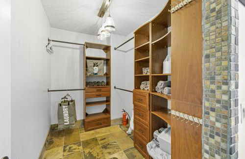 Luxe Family Escape with Games Hot Tub and Yard - Foto 47