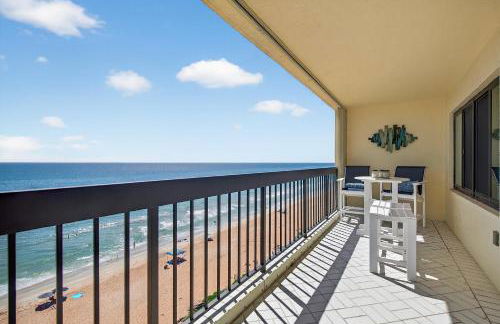 Renovated direct oceanfront condo with spacious balcony, heated pool, and garage parking - Foto 30