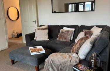 Uxbridge-Modern 2 bed Apt with Lift & Parking - Photo 2