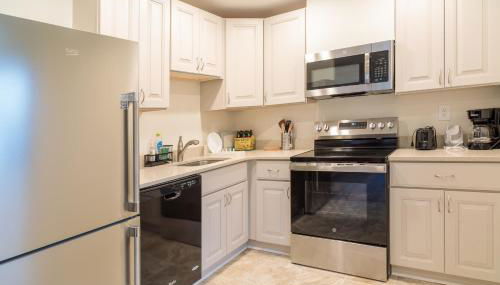 Bright, Spacious Home with Private Deck - Photo 4