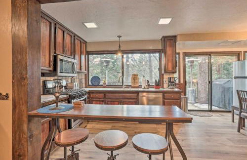 Woodsy Twin Peaks Getaway with Hot Tub and Views! - Foto 3