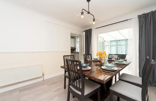 Spacious 4 Bed House Free Parking Near Station - Pass the Keys - Foto 8