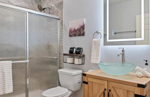 Upscale King Bed Suite ADA with Free Parking - Foto 17