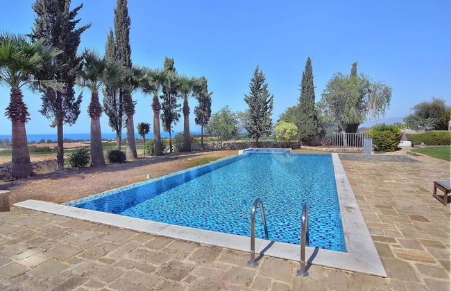 Incredible Large Villa In Paphos Sleeps 14 Children Pool, Jacuzzi, Huge Garden - Foto 44