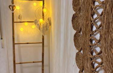 Bajo con jardín a pie de playa y piscina comunitaria con jacuzzi - Foto 3