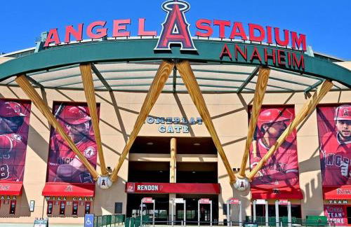 NEW Lux 5BR Villa Near Disney, Knotts, LA, OC with Hot Tub & Games - Photo 4