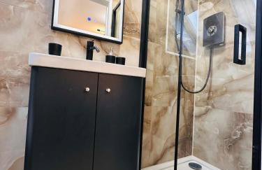 Luxury Self-Contained Studio Apartment near QE Hospital R1 - Photo 16