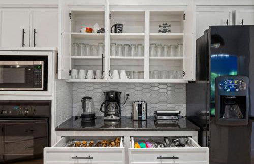 Garland Treehouse Villa: Patio Feasts & Creekside by Vacation Your way - Foto 22