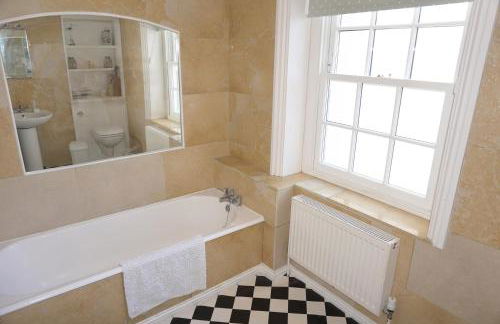 Broadstairs Beach Holiday Apartments, seafront stays opposite Kingsgate Bay with a parking space - Foto 15