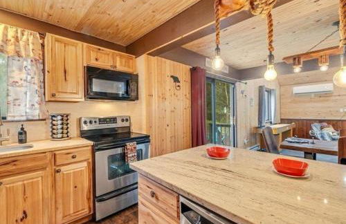 Cabin Retreat with Hot Tub - Foto 15