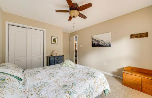 Lakefront Poconos Family Home with Pool Access - Foto 17