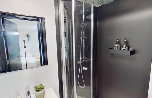 Stylish Modern Studio Near MediaCityUK & Manchester Centre - Free Parking - Sleeps 2 Enjoy - Foto 8