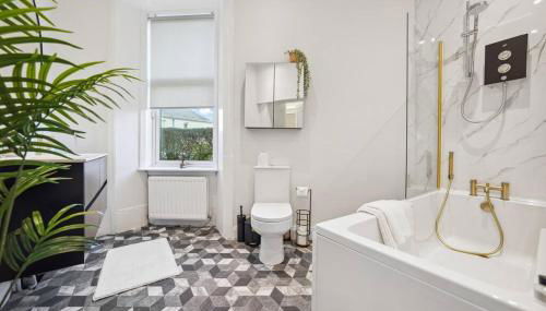 Large Terraced Home with Parking - Foto 4