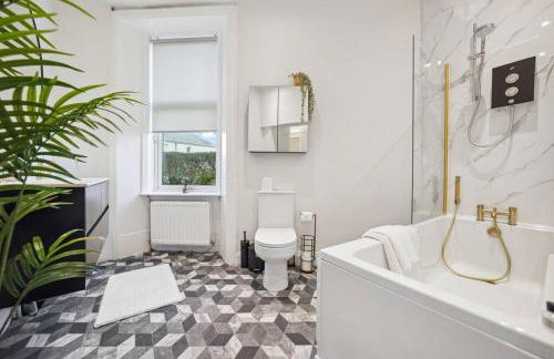 Large Terraced Home with Parking - Foto 4